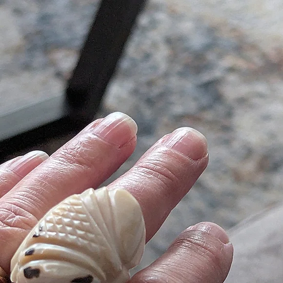 Carved Shell Ring - Picture 3 of 3